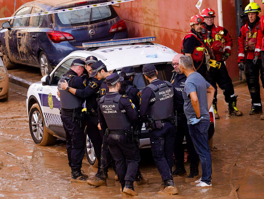 Polizisten trauern um toten Kollegen! Flutkatastrophe in Spanien fordert auch von den Helfern einen hohen Preis!