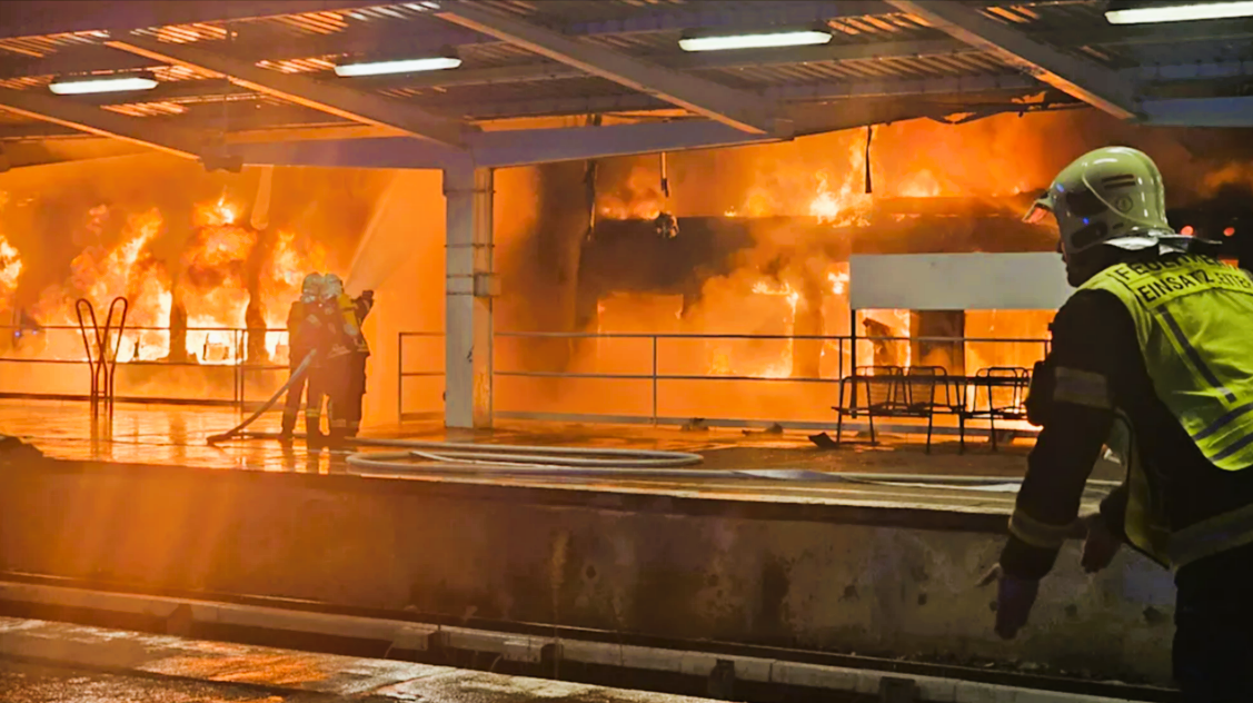 Zug brennt im Bahnhof! „Feuerinferno am Gleis!" Fünf Fahrgäste in letzter Minute aus brennendem Zug gerettet