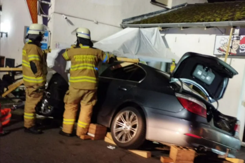 Auto rast in Eiscafé! Spektakulärer Unfall - BMW knallt in Eislokal