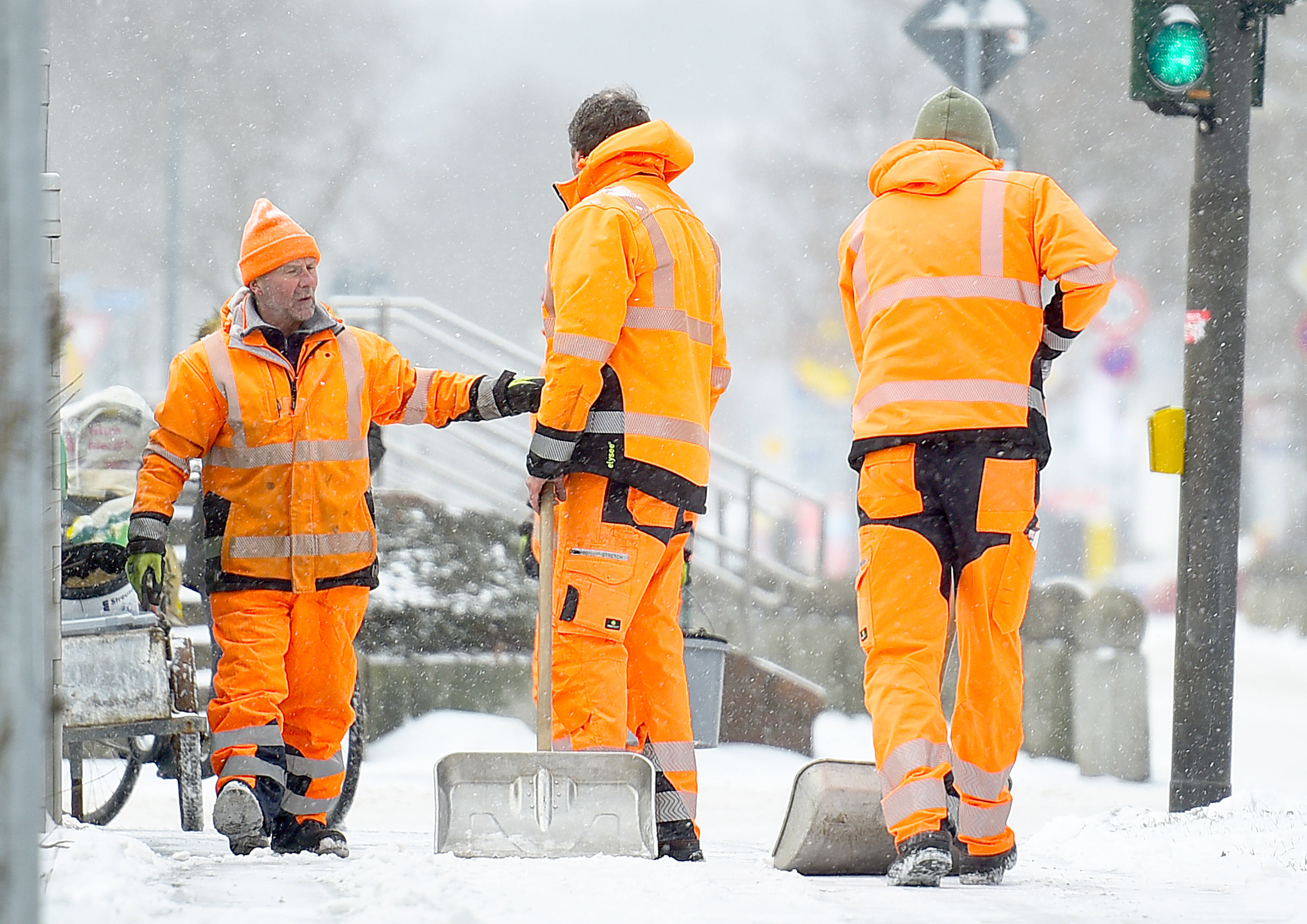 Winter-Einbruch - jetzt wird es GLATT! Extremer Schneesturm und Straßenchaos droht