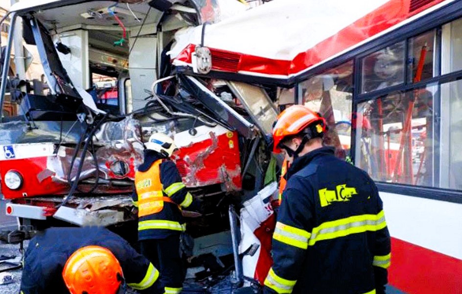 Straßenbahn Unglück! Bahn verursacht tödlichen Unfall - Frau stirbt noch an der Unfallstelle