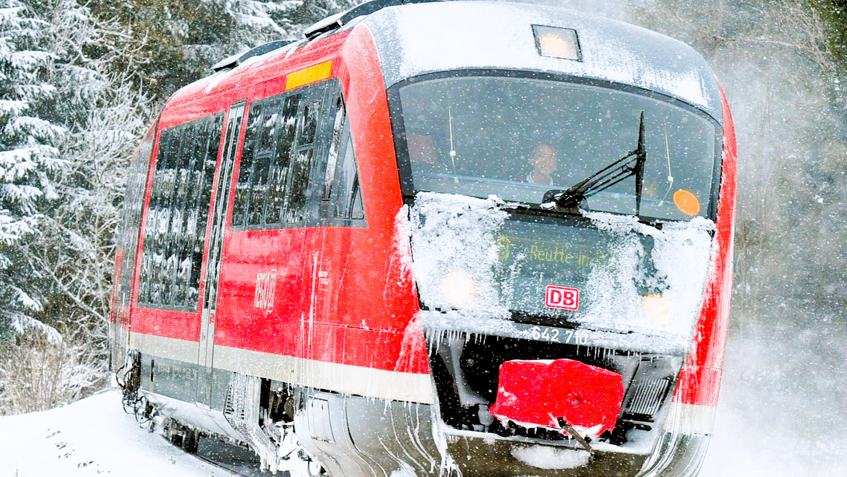 Bahn-Chaos am Morgen! Blitz schlägt in Bahn ein - kompletter Zugverkehr lahmgelegt