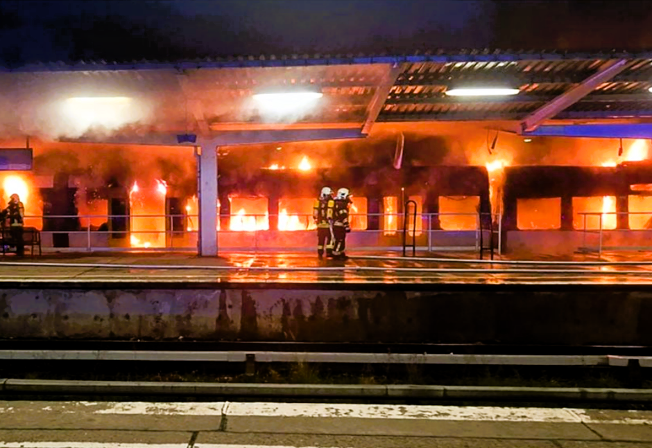 S-Bahn in Berlin in hellen Flammen - Passagiere in Panik! Frau wegen Brandstiftung festgenommen