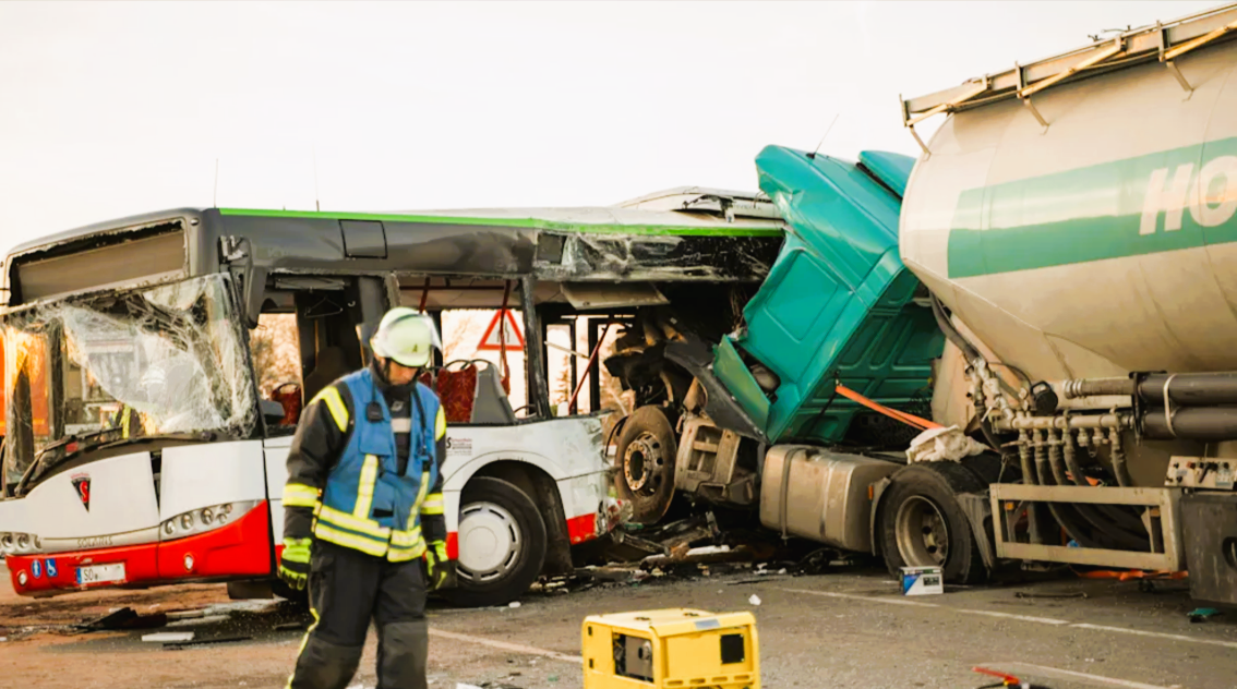 LKW rast in Schulbus! Es gibt Verletzte - LKW-Fahrer schwebt in Lebensgefahr