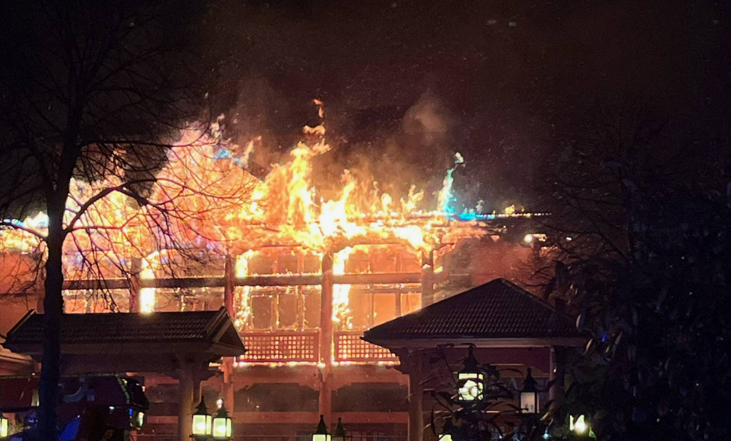 Großbrand! Weihnachtsmarkt evakuiert - Feuerwehr mit 