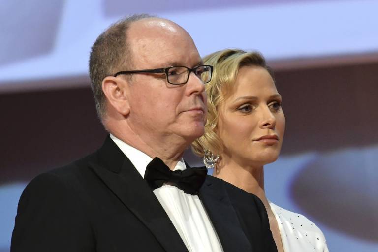 Tristesse à Monaco ! La princesse Charlène — adieu touchant — Le prince Albert et la princesse Charlène se recueillent.